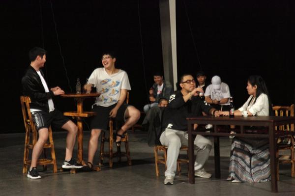 戏剧系影视表演专业采用培养 “特种兵”的方式排演话剧《死前一课》