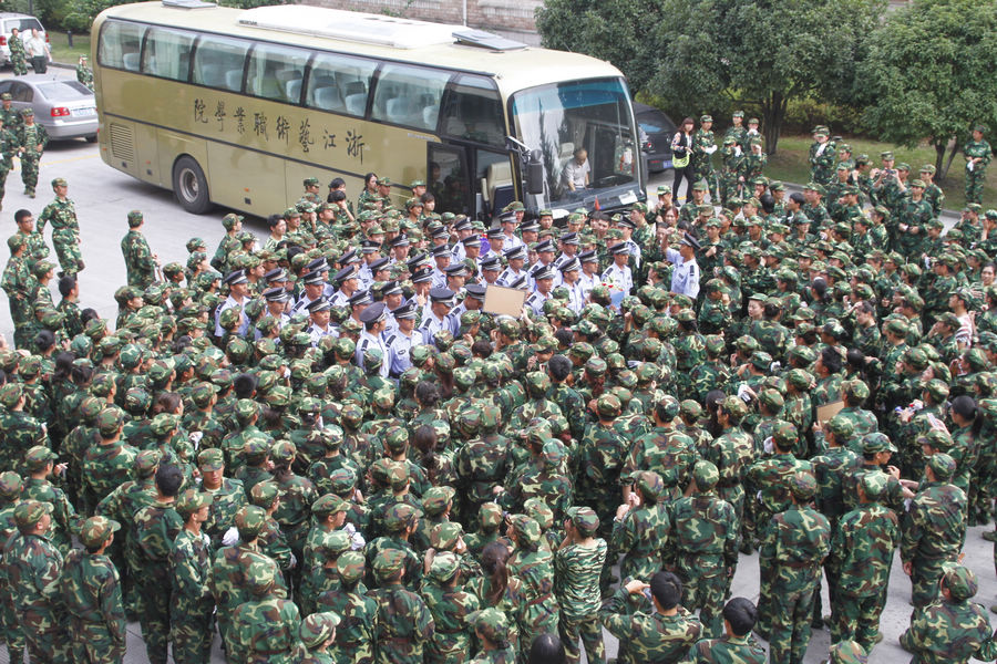 别:浙艺院举行2013级新生军训闭幕式_浙江艺