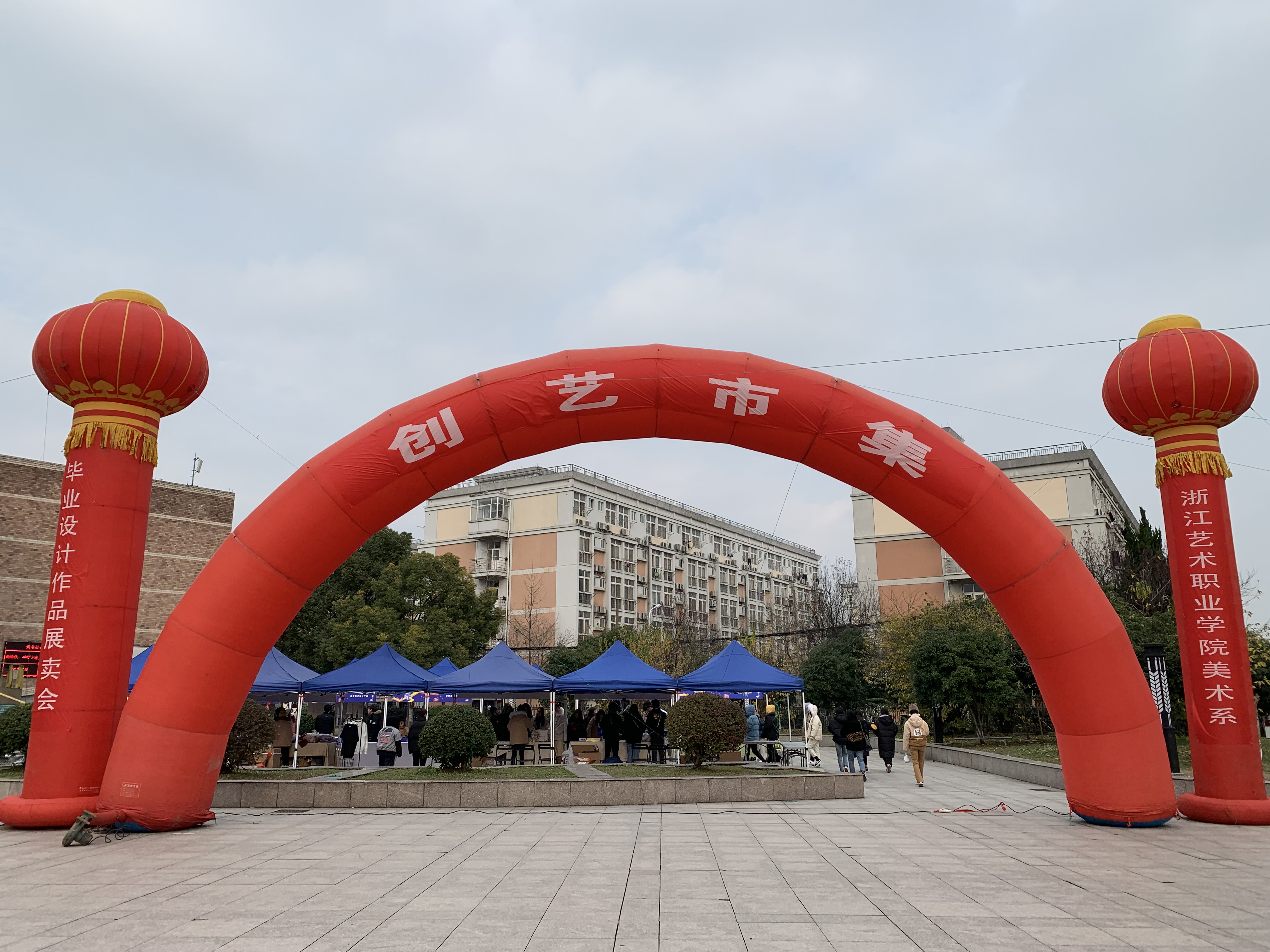 走进红色的"彩虹门",便能看见那摆放在摊位旁的"小胖子".