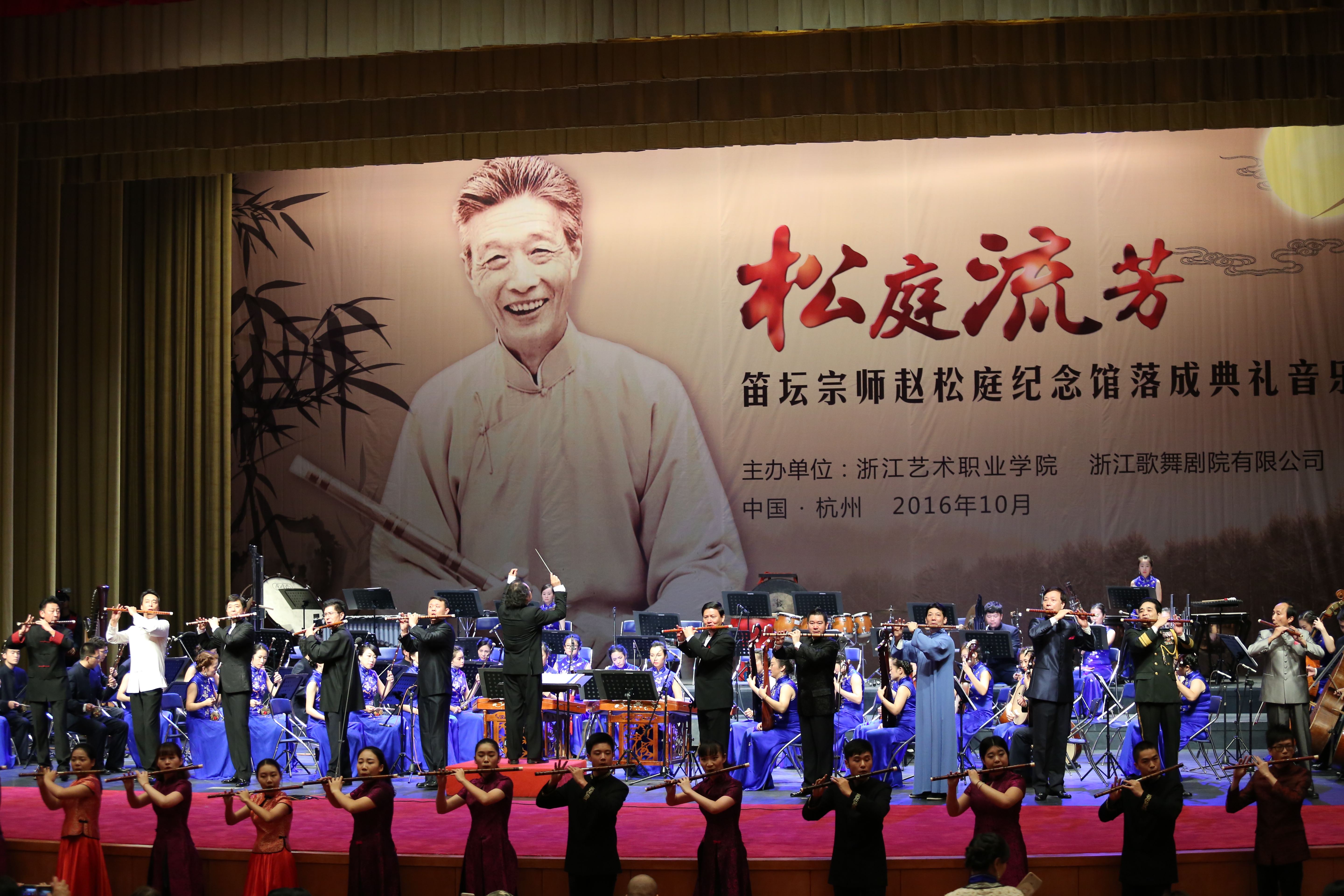 约上午10时许,我和吴樟华走出了赵松庭纪念馆,一起走进琴房,他要给