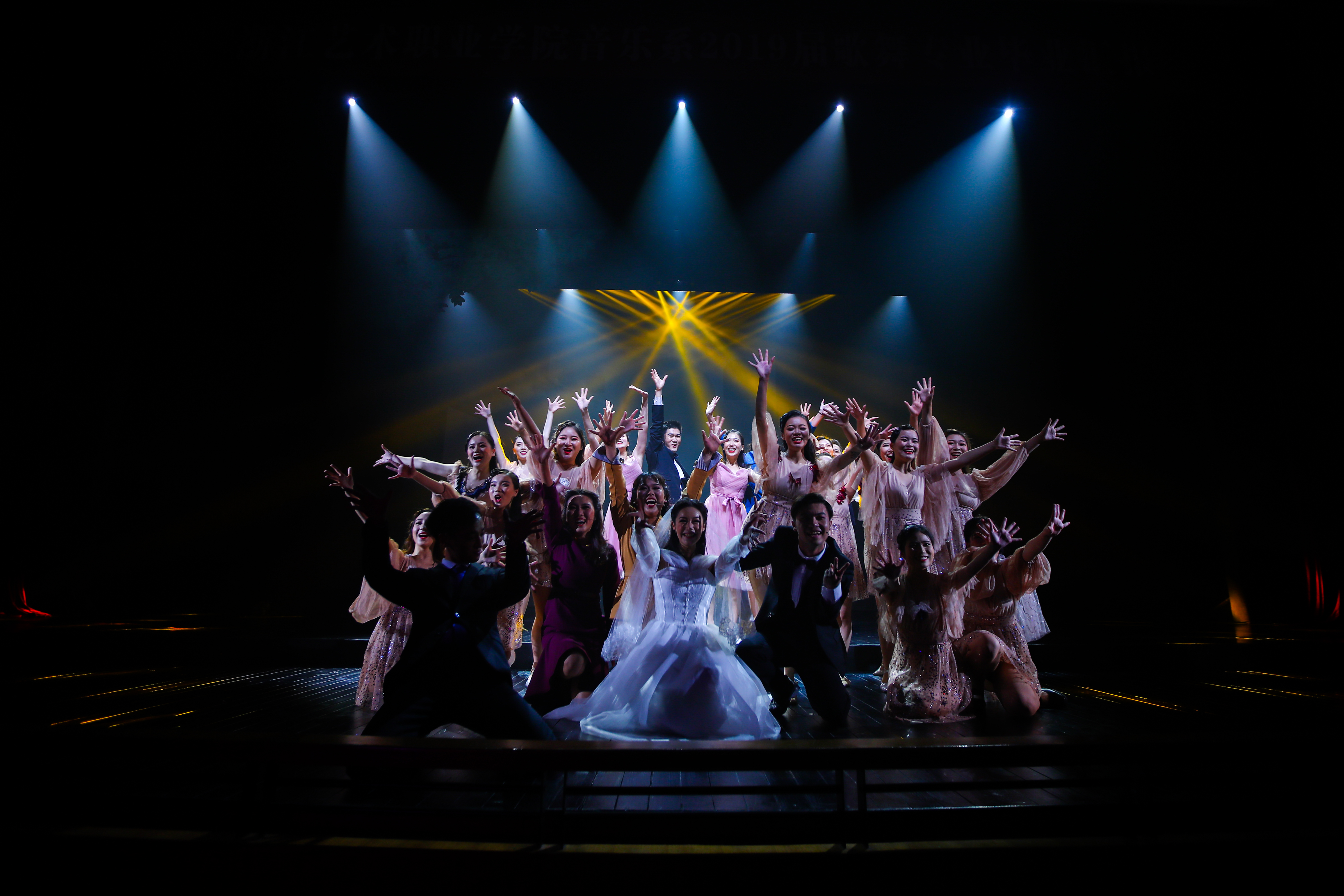 音乐系16级歌舞表演班毕业汇报之音乐剧《妈妈咪呀》拉开2018年浙艺"