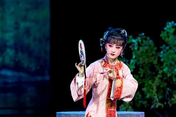 新绿不畏寒欣欣向阳生∣21级宁波甬剧班在杭演出青春版甬剧半把剪刀