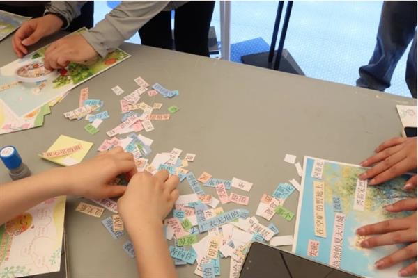 活动开始,同学们在第一个摊位"创意形象签到"处领取游园手卡,通过绘制