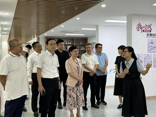 施校长参观罗西社区 (2).jpg