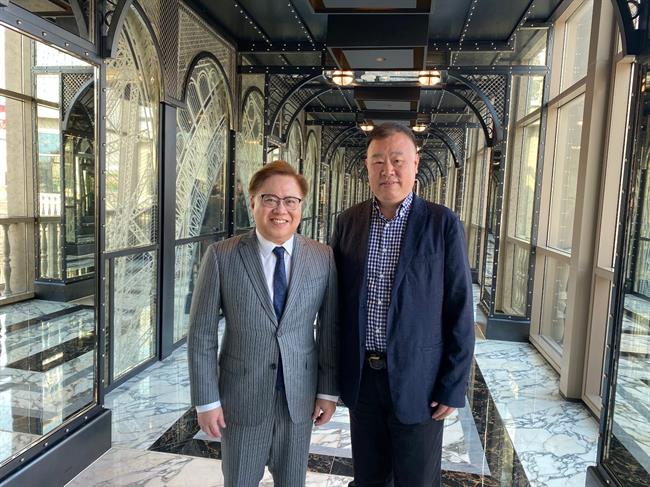 香港艺术发展局主席、金沙中国有限公司总裁王英伟(左).jpg 香港艺术发展局主席、金沙中国有限公司总裁王英伟(左).jpg