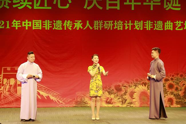 2021年10月25日晚,由文化和旅游部、教育部、人力资源和社会保障部共同主办,浙江艺术职业学院继续教育学院承办的“赓续匠心 庆百年华诞”2021年中国非物质文化遗产传承人群研培计划——非遗曲艺培训班汇报演出在浙江省政协联谊剧场精彩上演.jpg 2021年10月25日晚,由文化和旅游部、教育部、人力资源和社会保障部共同主办,浙江艺术职业学院继续教育学院承办的“赓续匠心 庆百年华诞”2021年中国非物质文化遗产传承人群研培计划——非遗曲艺培训班汇报演出在浙江省政协联谊剧场精彩上演.jpg