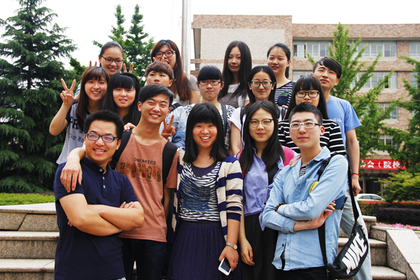 三版之三配图:蒋曼曼老师(前排中)与学生在一èμ? 摄影:黄楼达.jpg