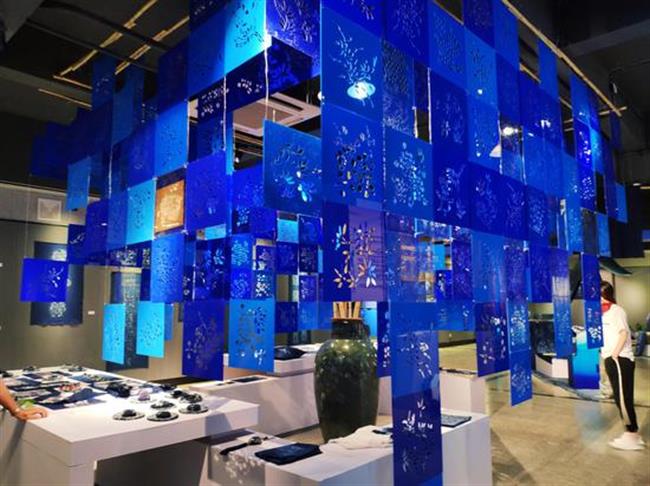 2018年中国非物质文化遗产传承人群研培计划——蓝印花布印染技艺培训班在我院结业.jpg 2018年中国非物质文化遗产传承人群研培计划——蓝印花布印染技艺培训班在我院结业.jpg