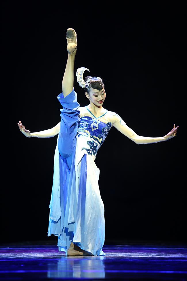 独舞《月映钱塘》获2017年全国职业院校技能大赛艺术专业技能赛项全国职业院校技能大赛艺术专业技能赛项(中国舞表演)一等奖.jpg 独舞《月映钱塘》获2017年全国职业院校技能大赛艺术专业技能赛项全国职业院校技能大赛艺术专业技能赛项(中国舞表演)一等奖.jpg