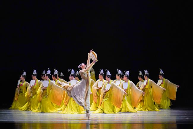 9.原创作品《众里寻他》(原名《蛾儿雪柳》)入选2023年第十三届“桃李杯”全国青少年舞蹈教育教学成果展示活动.jpg 9.原创作品《众里寻他》(原名《蛾儿雪柳》)入选2023年第十三届“桃李杯”全国青少年舞蹈教育教学成果展示活动.jpg