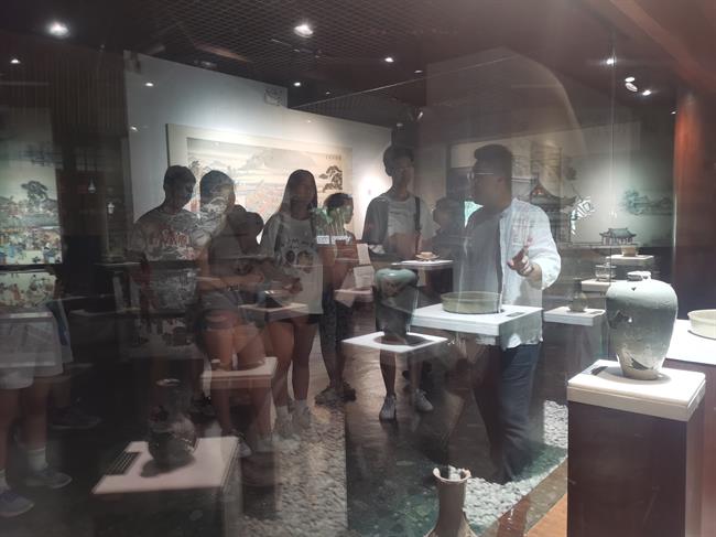 参观官窑博物馆.jpg