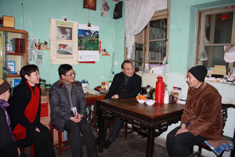 兼老生,曾在《九斤姑娘》中饰演张箍桶,在《胭脂》中饰演施愚山等角色