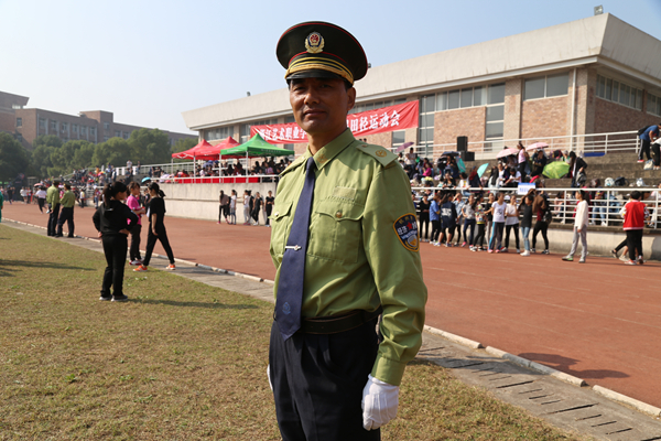 经警队的保安身着正装,在人们的视线中徘徊.