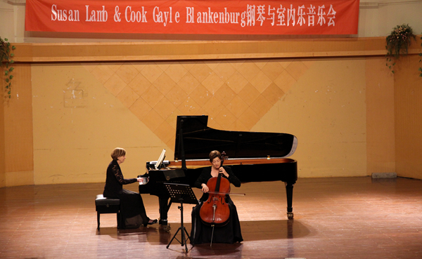 聆听大提琴与钢琴之间的音乐对话