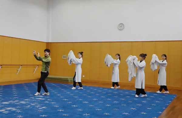 越剧3 4班花旦组第一课内容是检查寒假训练情况,长水袖表演要领复习