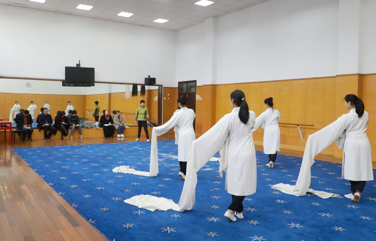 越剧3 4班花旦组第一课内容是检查寒假训练情况,长水袖表演要领复习