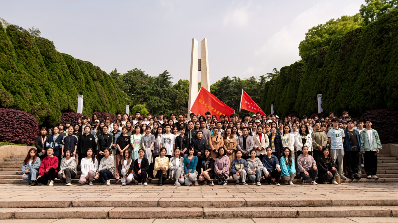 百年征程波澜壮阔,革命烈士永垂不朽——清明祭英烈,浙艺师生赴云居山